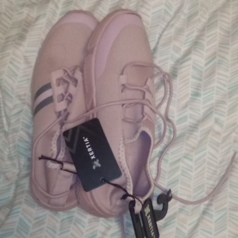 Tennis shoes